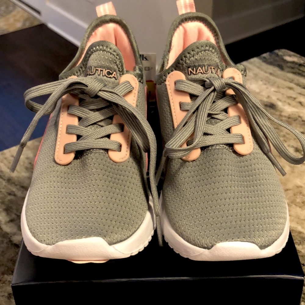 NWT Girls Size 1 Nautica Sneakers